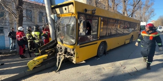 В Саратове 10 человек пострадали при столкновении автобуса со столбом