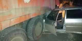 В Вольске легковушка угодила под колесо «КамАЗА». Пассажир в больнице В Вольске легковушка угодила под колесо «КамАЗА». Пассажир в больнице