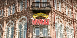В Саратове на тушение ресторана «Москва» выехало 10 машин