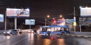 На Славянской площади троллейбус врезался в ограждение моста. Двое ранены