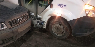 В центре Саратова водитель «Ауди» пострадал при столкновении с маршруткой