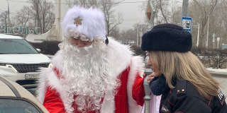 В Саратове и Энгельсе полицейский Дед Мороз поздравил водителей с праздниками