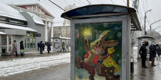 В Ленинском районе остановки украсили персонажами советских открыток