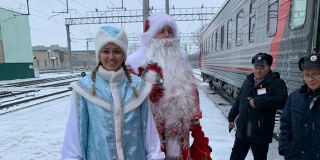 Дед Мороз и Снегурочка из полиции раздавали подарки на вокзале Саратова