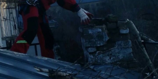 В Ленинском районе упавшее дерево повредило два автомобиля и окна двух квартир В Ленинском районе упавшее дерево повредило два автомобиля и окна двух квартир