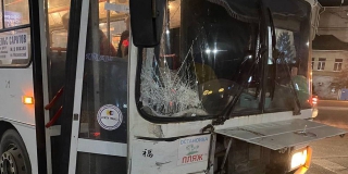После столкновения автобуса и легковушки на Славянской площади две женщины попали в больницу