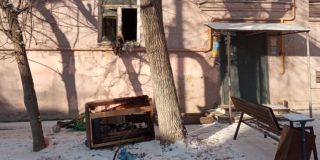Мужчину с ожогами спасли в горевшем доме на Студеной