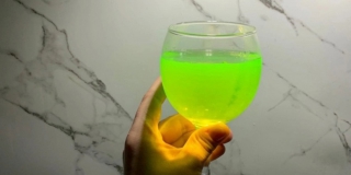 В Увеке воду в кранах сделали зеленой для поиска нарушителей В Увеке воду в кранах сделали зеленой для поиска нарушителей