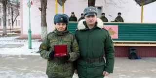 В Энгельсском районе военного медика наградили медалью Луки Крымского