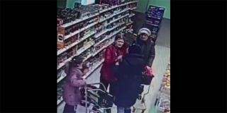 В Саратове женщины подрались в магазине из-за плевка в ребенка. Видео	