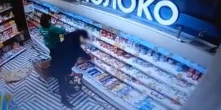Грабитель сбежал с корзиной продуктов из магазина на Антонова