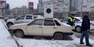 В Кировском районе уберут брошенный «ВАЗ» со стиральной машинкой на крыше