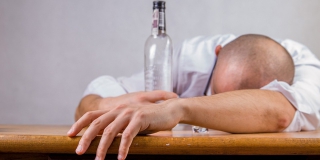 В 2022 году 666 жителей Саратовской области отравились этиловым спиртом В 2022 году 666 жителей Саратовской области отравились этиловым спиртом