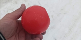 Жители Петровска испугались красных шаров на проезжей части