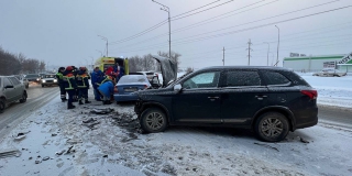 У «Леруа Мерлен» спасатели деблокировали пострадавшую в ДТП девушку-водителя У «Леруа Мерлен» спасатели деблокировали пострадавшую в ДТП девушку-водителя