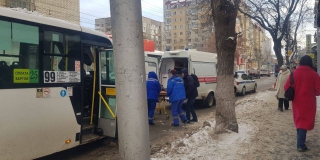 В Октябрьском районе маршрутка №99 наехала на женщину-пешехода В Октябрьском районе маршрутка №99 наехала на женщину-пешехода