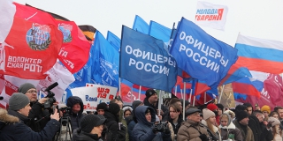 На Театральной площади 10 тысяч саратовцев собрались поддержать бойцов СВО
