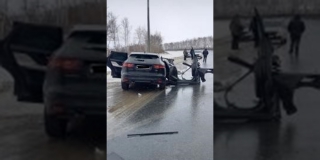 В Калининском районе «Ягуар» протаранил столб. Ранена девушка В Калининском районе «Ягуар» протаранил столб. Ранена девушка