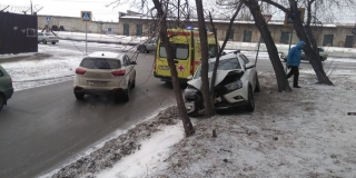 На СХИ водитель «Весты» пострадал при столкновении с деревом