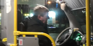 В Балакове лихач в маршрутке отказывал в оплате картой и выталкивал пассажиров В Балакове лихач в маршрутке отказывал в оплате картой и выталкивал пассажиров