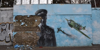 На набережной Саратова рассыпаются граффити с героем ВОВ и лестница у ротонды