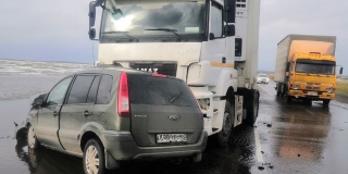 В Татищевском районе в столкновении «Форда» и грузовика погибло 2 человека