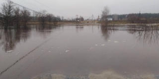 Паводок. В Ершовском районе из-за перелива воды через плотину затопило дорогу