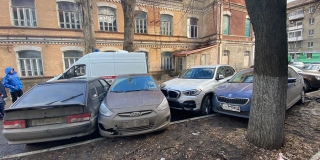 В центре Саратова женщина на «БМВ» врезалась в 4 припаркованных машины