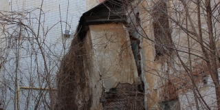 На Мичурина часть здания отвалилась и стала «пизанской башней»