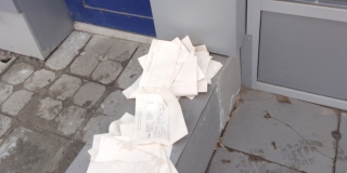 Саратовчанка пожаловалась на валяющиеся у почты квитанции на ЖКУ