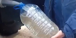 Жителям Красного Октября шестые сутки привозят воду с песком и запахом солярки