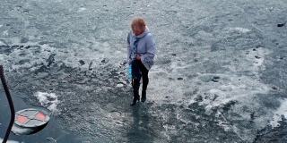 В Балакове с тонкого льда спасли женщину