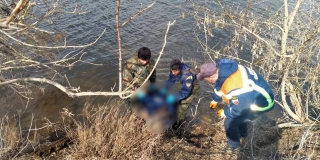 В Ершовском районе спасатели достали тело утопленника из Малого Узеня