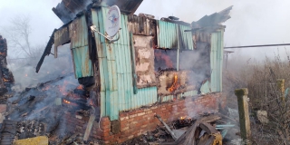 В Калининском районе семья пострадала в ночном пожаре