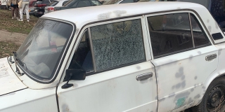 В Энгельсе неизвестные прострелили из пневматики окно автомобиля