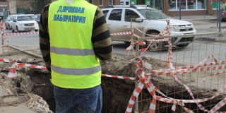 На дорогах Саратова нашли опасные дефекты после работ коммунальщиков