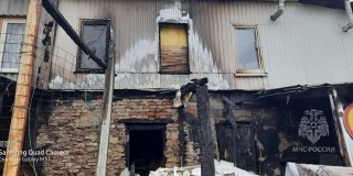 В Балашове среди ночи загорелась пристройка к многоквартирному дому