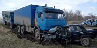 В Петровском районе «КамАЗ» снес с дороги «ВАЗ» с пожилым водителем В Петровском районе «КамАЗ» снес с дороги «ВАЗ» с пожилым водителем