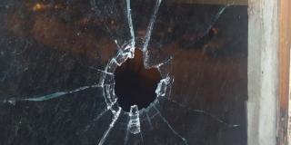 В Балакове неизвестный обстрелял окна дома из винтовки