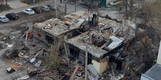 В Заводском районе дети лазят по разрушенному сгоревшему бараку В Заводском районе дети лазят по разрушенному сгоревшему бараку