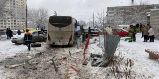 В Саратове мужчина погиб при столкновении автобуса с 7 машинами во дворе. Ожидается суд