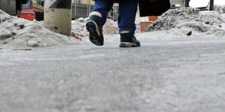 В Саратове пенсионерка отсудила 100 тысяч рублей за падение на льду