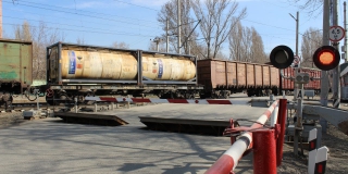 В Ленинском районе временно закроют два железнодорожных переезда
