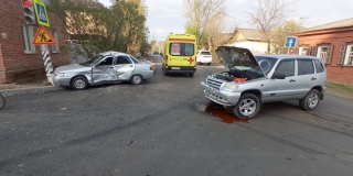 В Энгельсе «Шевроле Нива» протаранила «десятку» в бок В Энгельсе «Шевроле Нива» протаранила «десятку» в бок