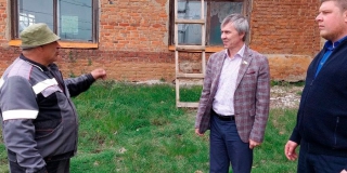 Депутат Вадим Рогожин в школе Старой Жуковке увидел нарушение ремонта крыши