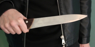 Саратовец угрожал женщине ножом: Проще убить, чем бросить пить