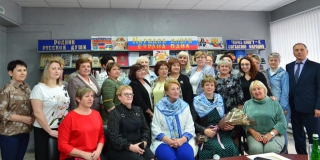 В Озинках мать участника СВО наградили платком от Союза женщин России
