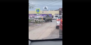 В Энгельсе водитель «ГАЗели» остановился на «встречке» и вывалил мусор на обочину В Энгельсе водитель «ГАЗели» остановился на «встречке» и вывалил мусор на обочину