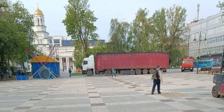 Горожане возмутились многотонному грузовику на площади Кирова Горожане возмутились многотонному грузовику на площади Кирова