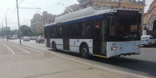 Саратовцы больше часа не могли уехать на троллейбусе из-за «закончившейся смены» у водителей Саратовцы больше часа не могли уехать на троллейбусе из-за «закончившейся смены» у водителей